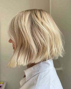 27 Cutest Short, Choppy Bobs for Fine Hair to Have More Volume Blonde Bob Lowlights, Short Bob Ponytail, Choppy Bobs For Fine Hair, Blonde French Bob, French Bob Fine Hair, Bobs For Fine Hair, Bob Styling, Bob For Fine Hair, Short Blonde Bob