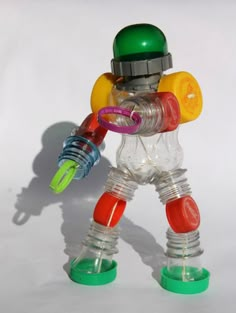 Brinquedos Reciclados: 33 Ideias com Garrafa Pet Fáceis de Fazer | Revista Artesanato Toys From Trash, Recycled Robot, Recycled Toys, Plastic Bottle Art, Trendy Toys, Plastic Bottle Crafts, Recycled Projects, Paper Crafts Diy Kids, Cardboard Crafts