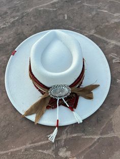 * 𝙷𝙴𝙰𝙳𝙸𝙽𝙶 𝚂𝙾𝚄𝚃𝙷  * Ivory Vegan Felt  * Southwestern print headband with matching hat liner * Southwestern Conch  * Leather sweatband  *Size 7 1/4 Cream Country Style Hat Bands For Western-themed Events, Country Style Cream Hat Bands For Western-themed Events, Adjustable Cream Hat Bands For Western-themed Events, White Southwestern Hat For Country Events, White Western Hat For Western-themed Events, White Southwestern Hat For Rodeo, White Southwestern Hat For Western-themed Events, White Southwestern Style Hat For Rodeo, White Country Style Hat Bands For Rodeo