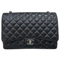 Borsa firmata Chanel, modello Timeless Double Flap, misura Maxi Jumbo, realizzata in pelle trapuntata caviar nera con hardware argento. Dotata di una doppia patta, una interna con chiusura a bottone e una esterna con chiusura a girello con classico logo ”CC”. Munita di una tracolla a scorrimento realizzata in pelle e catena intrecciata, per indossare la borsa a spalla e a tracolla. Internamente rivestita in pelle liscia bordeaux con diverse tasche, abbastanza capiente. Anno di produzione 2010/11 , si presenta in ottime condizioni. Mastrogeppetto Vintage è un luxury store dell'usato fondato da Lualdo Nettuno. Siamo il negozio vintage più famoso d'Italia, con quattro negozi sparsi su tutto il territorio nazionale. Acquistiamo e vendiamo i marchi di moda più importanti e lussuosi del mondo co Chanel Crossbody Bag, Chanel Jumbo Flap, Chanel Maxi, Chanel Crossbody, Chanel Jumbo, Chanel Flap Bag, Chanel Vintage, Luxury Store, Flap Bag