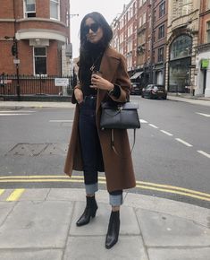 Contiki Outfits, Hannah Cocobeautea, Camel Coat, Winter Outfits For Work, Brown Coat, Coat Outfits, Mode Inspo, Fancy Outfits, Winter Fashion Outfits