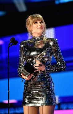 taylor swift accepts an award at the billboard music awards in las vegas, nv