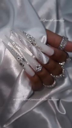 Christmas Acrylic Nail Designs Stiletto, Christmas Nails Pointed, Xmas Stiletto Nails, Winter Stilleto Nails Designs, December Stilleto Nails, White Christmas Nails Stiletto, Christmas Nails Sharp, Snowflake Stiletto Nails, Sweater Nails Stiletto