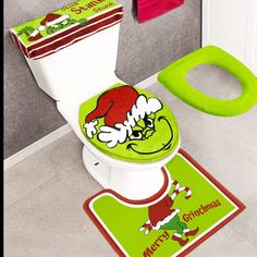 the grinly toilet seat cover and rug are on display