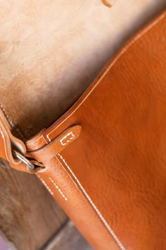 Details Leather Goods Handmade, Leather Bag Tutorial, Leather Workshop, Leather Art, Sewing Leather, Leather Products, Leather Projects, Book Bag, Leather Diy