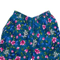 Item is in good used condition. >Size: L >Waist Size: 28" >Inside Leg: 7" >Rise: 12" >Hem: 14" Blue Bermuda Bottoms With Elastic Waistband, Blue Vacation Pants With Short Length, Blue Bermuda Summer Bottoms, Spring Playwear Bottoms With Built-in Shorts, Spring Floral Print Sleep Bottoms, Playful Cotton Bottoms With Built-in Shorts, Jaclyn Smith, Wholesale Shoes, Beauty Bag