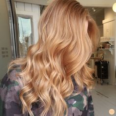 Kopparblond hårfärg med ljusa slingor i honungsblond ton #strawberryblondehair Light Strawberry Blonde, Copper Blonde Hair, Warm Blonde Hair, Red Blonde Hair, Strawberry Hair, Ginger Hair Color