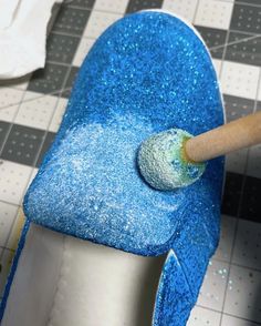 These DIY glitter shoes are really easy to make with Mod Podge! Turn your favorite pair into sparkly stunners in a few simple steps. How To Glitter Shoes Diy, Mardi Gras Shoes Diy, How To Glitter Shoes, Diy Glitter Boots, Modge Podge Shoes, Glitter Shoes Diy, Diy Glitter Sneakers