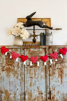 Easy DIY Heart Garland Heart Garland Fabric, Fabric Heart Garland, Valentine Fabric Crafts, Ornament Garland Diy, Diy Heart Garland, Easy Garland, Valentines Garland, Memory Ideas, Twine Diy