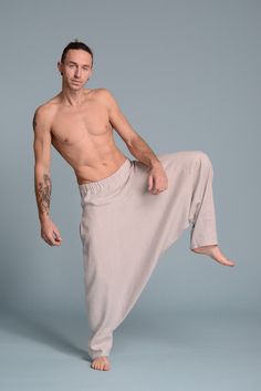 🌿 ITEM DESCRIPTION Harem Pants HODU are unisex and suitable for both - men and women. These harem trousers made from soft washed linen in LIGHT GRAY, but can be made in any color from our wide color palette. The pants have side pockets and a wide comfy elastic waist. This model is less baggy than our regular harem pants NOAH. https://www.etsy.com/il-en/listing/593261310/pure-linen-harem-pants-with-side-pockets?ref=shop_home_active_4&frs=1 Fabric: 100% natural linen in a medium weight, Oeko- Mens Linen Outfits, Linen Harem Pants, Wide Leg Linen Trousers, Harem Trousers, Petite Plus Size, Estilo Hippie, Wide Leg Linen Pants, Pantalon Large, Linen Trousers