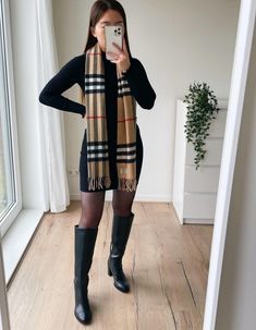 Outfit With Burberry Scarf, Outfit Vestido Invierno Casual, Outfit Con Botas Cafe, Burberry Scarf Outfit Winter, Sweater Dress With Scarf And Boots, Fall Blanket Scarf Outfit, Slim Bodycon Dress, Outfit Botas, Look Office