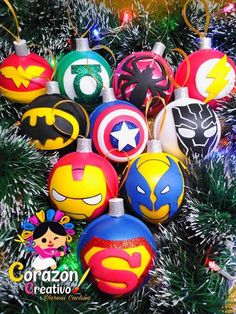 Esfera mujer maravilla, esfera limterna verde, esfera spiderman, esfera flash, esfera batman, esfera capitan america, esfera Pantera negra, esfera iron man, esfera superman Marvel Ornaments Diy, Disney Christmas Diy, Marvel Ornaments, Diy Seasonal Decor, Christmas Tree Ornament Crafts, Handpainted Christmas Ornaments