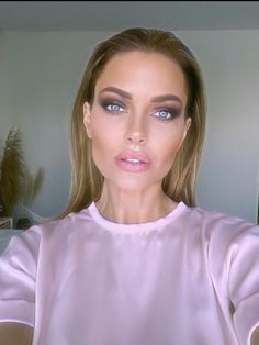 Blond Hair and smoky eye make up Pink Lady, Lip Fillers, Gorgeous Eyes, Fresh Face, Makeup Designs, Eye Make, Beauty Inspiration, Beauty Make Up, Fashion Makeup