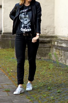 Rock Theme Outfit, Rock T Shirt Outfit, Casual Rocker Style, Rocknroll Outfit, Band Shirt Outfits, Rock Style Women, Scorpio Fashion, Band Tee Outfits, Queer Style