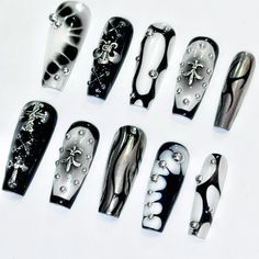 𝙁𝙧𝙚𝙚𝙨𝙩𝙮𝙡𝙚 𝙙𝙚𝙨𝙞𝙜𝙣 | 𝙈𝙄𝙎𝙎☆𝙏𝙄𝘾 𝙣𝙖𝙞𝙡 𝙨𝙩𝙪𝙙𝙞𝙤 Nail Art With Chain, Gothic Nails Square, Line Designs On Nails, Dark Grey Nail Designs, Black Silver Nails Design, Matrix Nails, Cybersigilism Nails, Cute Black Nails Ideas, Cybergoth Nails