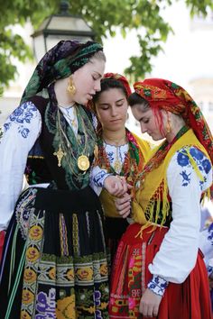 Portuguese Clothes, Portuguese Clothing, Romanian Clothing, Europe Culture, Spanish Clothing, France Outfits, Portuguese Culture, European Culture