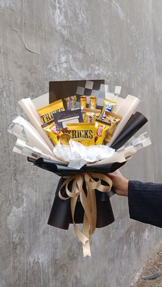 Buket snack dengan nuansa coklat hitam Bucket Coklat Silver Queen, Bucket Wisuda, Bucket Uang, Bouqet Snack Graduation, Bucket Snack Coklat