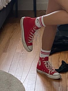 Red All Star Aesthetic, Red Converse Outfit Ideas, Red Converse Aesthetic, All Star Aesthetic, Red Converse Outfit, Tenis Converse, Converse Red