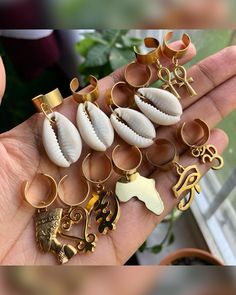 Afro Jewelry, Maquillage Yeux Cut Crease, Dread Locks, Dreadlock Jewelry, Braid Accessories, Afro Natural, Hair Charms, Dreadlock Accessories, Braid Jewelry