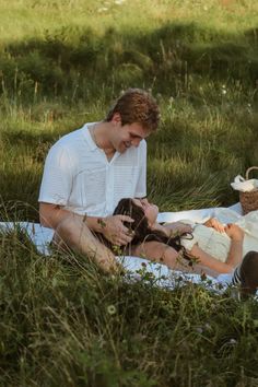 picnic field couples photoshoot Cute Partner Pictures, Romantic Picnic Pictures, Soft Vintage Photoshoot, Fall Picnic Couple Photoshoot, Park Bench Couple Photos, Mountain Picnic Photoshoot, Picnic Engagement Ideas, Park Picnic Photoshoot, Engagement Photoshoot Ideas Picnic