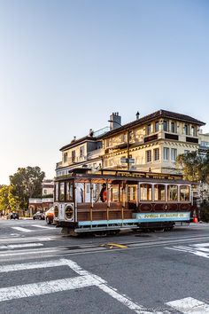 San Francisco cable car Russian Hill San Francisco, Car Side View, San Francisco Photography, Hill Walking, Pacific Heights, Walking Routes