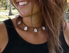 Boho beaded necklace with kauri shell pendant ✋🏽 high quality shell necklace with wood and brass beads. ✋🏽 handmade from natural materials ✋🏽 size adjustable with lobster clasp closure ✋🏽 nickel-free Length: size adjustable between 33cm and 38cm Get the matching belly chain for your perfect vacation outfit. Follow this link: https://www.etsy.com/de/listing/1074719134/bauchkette-taillenkette-mit-muscheln Special offer ✋🏽 10% off your entire purchase of 2 or more pieces of jewelry with code: Cowrie Shell Necklace Outfit, Shell Necklace Diy, African Inspired Jewelry, Cowrie Shell Jewelry, Wooden Bead Necklace, Summer Jewellery, Cowrie Shell Necklace, Shell Choker, Wooden Bead Necklaces