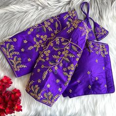 Price__1050 free shipping 

Blouse Design *RAJESHREE*

Blouse has jari ,thread ,ton to ton beads handwork and khatli hand work

Blouse material heavy banarasi silk

Blouse has froent open paterrn

Blouse size making 38

Alterupto *40*

BEAUTIFUL HANDWORK LATKAN