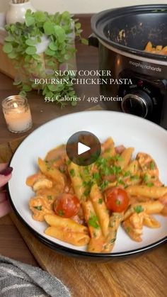 the video shows how to make slow cooker bologi chicken pasta with tomatoes