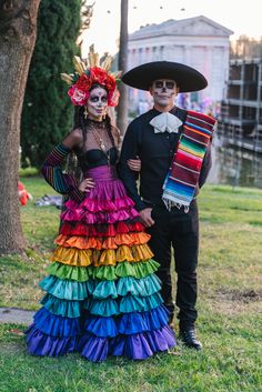 Dia De Los Muertos Couple Costume Ideas, Day Of The Dead Couple Costume, Mexican Halloween Costume, Catrina Costume, Photography Exposure, Quince Decor, Mexican Halloween, Vintage Burlesque