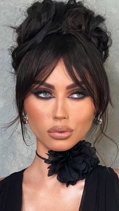 Messy Bun Black Hair, Kardashian Hair, Makeup Inspired, Short Dark Hair, Evening Hairstyles, Red Carpet Hair, Eye Makeup Looks, Hair Upstyles, Hairstyles For Layered Hair