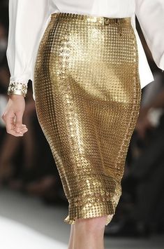 Gold pencil skirt ... Gold Pencil Skirt, Woman In Gold, Elie Tahari, Mode Vintage, Op Art, Gold Fashion, Cute Fashion