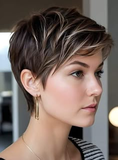 Brunette Pixie With Highlights, Brunette Pixie, Pixie Bob Hairstyles, Growing Out Short Hair Styles, Short Hair Older Women, Haircut For Thick Hair, Grow Out, Short Hair Styles Pixie, Pixie Haircut