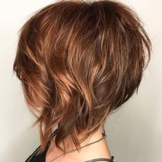 Wispy Layered Angled Bob With Highlights Bob Inversat, Graduated Bob Hairstyles, Stacked Bob Haircut, Cute Short Haircuts, Short Wavy Hair, Short Wavy