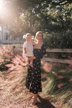 Julia Berolzheimer Casual, Julia Berolzheimer Black Dress, Julia Berolzheimer Dress, Julia Berolzheimer Maternity, Julia Berolzheimer Spring, Holiday Photos Outfits, Gaun Abad Pertengahan, Cute Babies Photography, Floral Embroidered Top