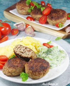 meatballs, mashed potatoes and vegetables on a plate