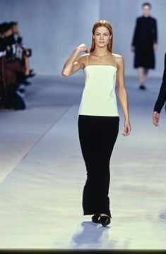 Louis Vuitton Fall 1998 Ready-to-Wear https://www.vogue.com/fashion-shows/fall-1998-ready-to-wear/louis-vuitton/slideshow/collection#5 90s Minimalism Fashion, Chique Outfits, Runway Collection, Mode Vintage, Historical Fashion, 90s Fashion, Fashion Magazine, Runway Fashion, Fashion Show