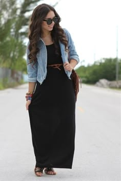 Maxi Dress Outfit Ideas, Black Maxi Dress Outfit, Dress And Denim Jacket, Maxi Rok, Maxi Dress Outfit, Miami Fashion, Long Black Dress, Black Maxi, Dress Outfit