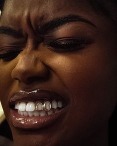 #grills #goldgrills #aesthetic Grills With Gap, Bottom Teeth Grills Girl, Female Grills Aesthetic, Couples Grillz, Grill Black Women, Simple Grills Teeth, Grillz Black Female, Gold Grills Black Women, Grill Inspo Girl