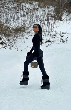 Skiing winter fashion snow designer model Women Skiing Outfit Style, St Moritz Aesthetic Outfit, Christmas Outfit Cold, Ski Outfit Black Women, Winter Barbie Aesthetic, Alps Outfit Winter, Cold Woman Aesthetic, Snow Holiday Outfits, Classy Snow Outfits