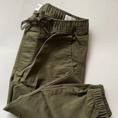 New Without Tags, 3 Pockets, Approx 27.5 Inch Inseam, 98% Cotton, 2% Elastane Gap Casual Pants With Cargo Pockets, Casual Gap Cargo Pants With Side Pockets, Casual Gap Pants With Pockets, Casual Gap Cargo Pants, Casual Gap Pants, Gap Cotton Cargo Style Bottoms, Casual Gap Pants With Side Pockets, Casual Gap Bottoms With Pockets, Sporty Gap Bottoms With Pockets