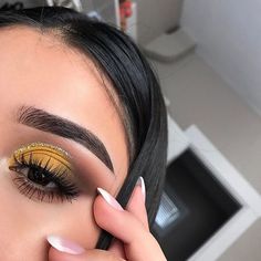 Yellow Makeup, Yellow Eyeshadow, Make Up Videos, Trendy Makeup, Make Up Looks, Smokey Eyes, Makeup Goals