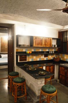 Kerala Kitchen, Kitchen Styling Modern, Kitchen Island Cabinets, Indian Living Rooms, Kerala House Design, Modern Kitchen Island, Best Kitchen Designs, Kitchen Design Decor, Design Studios