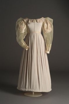 Dress with tulle over-sleeves, c. 1828. Museo del Traje. Early 19th Century Fashion, 1830s Dress, 1800's Dress, Antique Fashion