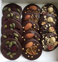 Chocolate Combinations, Chocolate Candy Recipes, Chocolate Dishes, Chocolate Diy, Chocolate Recipes Homemade, Amazing Food Decoration, Party Food Buffet, Custom Chocolate, Chocolate Candy Bar