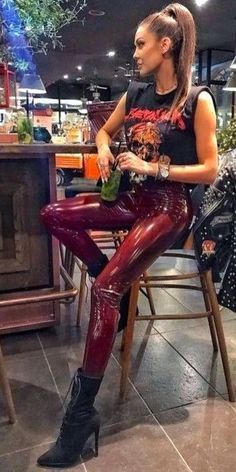 Outfit Pantalon Vino, Red Leather Pants, Edm Festival Outfit, Leather Leggings Outfit, Latex Leggings, Rock Outfits, Legging Outfits