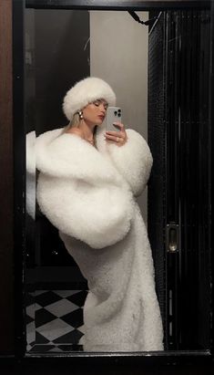 Street Style Women Fall, Oversized Fur Coat, White Fur Coat, Mob Wife, Fur Coats Women, White Fur, Outfits With Hats, Coat Outfits