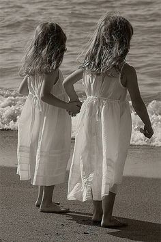 Twin Photography, Walking On The Beach, Girls Sister, Sisters Forever, We Are The World, Trendy Baby, Family Photo