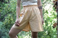 The SEREI Shorts are loose with a high, smocked waist and large patch pockets. The Bermuda length (mid-thigh length) is suitable for everyday wear. It can be shortened if possible to make mini shorts. Don't hesitate to write to me to tell me about your wishes. The SEREI range is designed for summer adventures in a boho spirit. It is comfortable and easy to put on. The smocked belt highlights the waist, and flatters all silhouettes. The cuts are rather wide to let the skin breathe... Two sizes av Gathered Waist Bottoms For Summer, Summer Vacation Bottoms With Gathered Waist, Beige Elastic Waistband Shorts For Summer, Beige Shorts With Elastic Waistband For Summer, Summer Bottoms With Gathered Waist And Relaxed Fit, Beige Wide-leg Shorts With Elastic Waistband, Beige Wide Leg Shorts With Elastic Waistband, Relaxed Fit Bottoms With Gathered Waist For Vacation, Casual Summer Bottoms With Gathered Waist