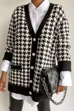 Stay warm and stylish this season with this Women's Cashmere & Spandex Houndstooth Button-Up Cardigan. This beautiful cardigan is made with luxurious cashmere and spandex fabric that is soft and comfortable. The houndstooth pattern adds a timeless, classic look with a modern edge, perfect for street and urban fashion. Houndstooth Cardigan, Crochet Cardigans, Winter Vest, Black Houndstooth, Casual Cardigans, Vestidos Vintage, Houndstooth Pattern, Cardigan Sweaters For Women, Cardigan Fashion