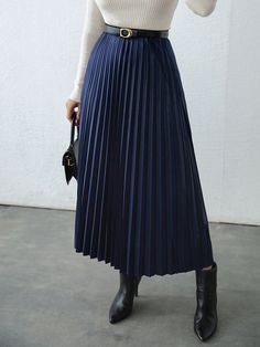 Pleated Skirt Winter Outfit, Pleated Long Skirt Outfit, Blue Pleated Skirt Outfit, Long Pleated Skirt Outfit, Navy Skirt Outfit, Pleated Skirt Winter, Long Pleated Skirts